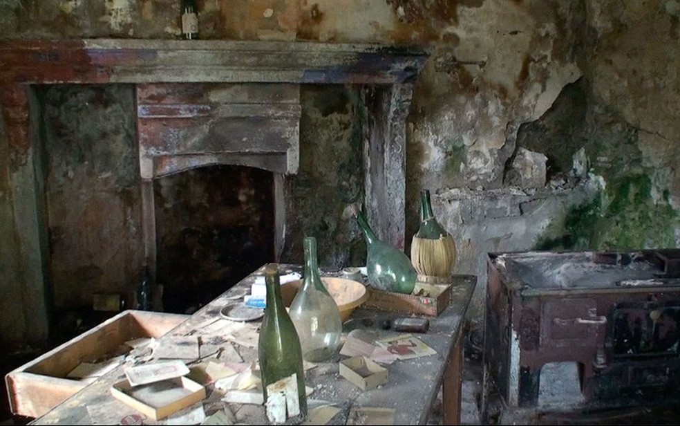 O interior de algumas casas está em péssimo estado de conservação (Foto: BBC)