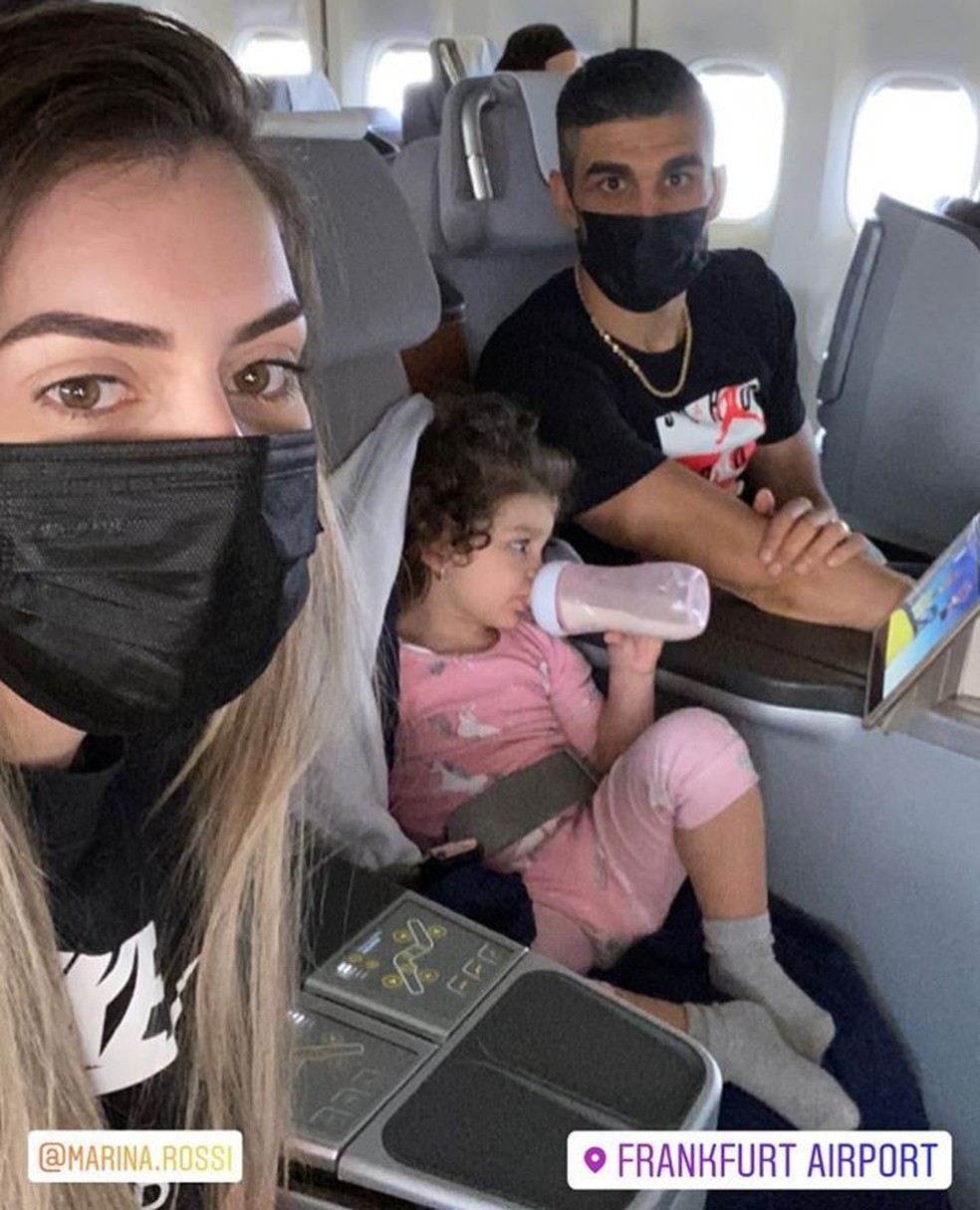 Igor Rossi, capitão do Al-Faisaly, viaja com a esposa e a filha — Foto: Reprodução