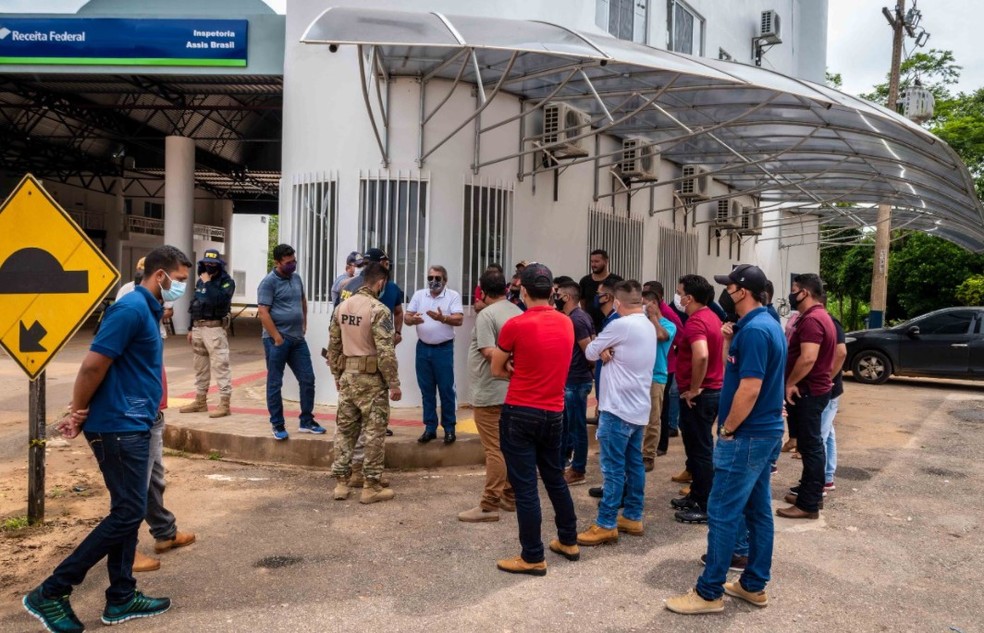 Caminhoneiros estão impedidos de passar tanto do lado peruano como do lado brasileiro — Foto: Raylanbdersob Frota/Arquivo pessoal