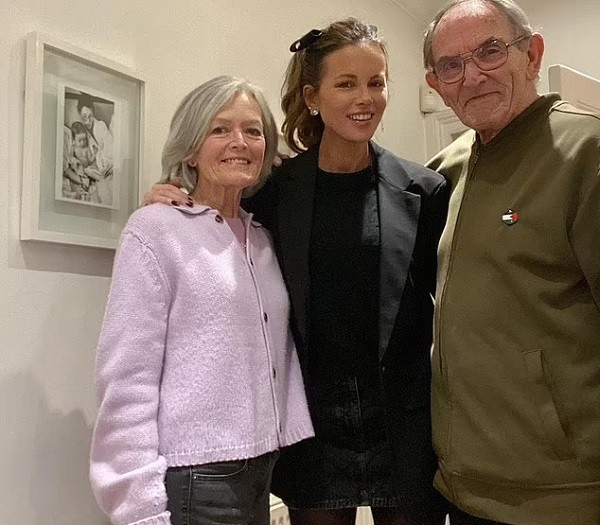 A atriz Kate Beckinsale com os pais Roy e Judy (Foto: Instagram)