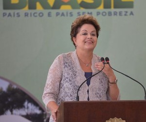 Dilma discursa sobre contratos de saneamento (Foto: Wilson Dias / Agência Brasil)