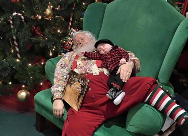 Foto de Papai Noel e bebê adormecidos em shopping vira hit (Foto: AP Photo via Donnie Walters)