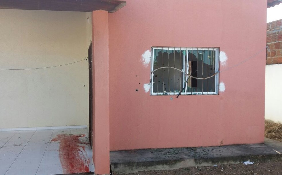 Tiros destruíram janela da casa onde quadrilha estava, em Parnamirim (Foto: Divulgação PM)