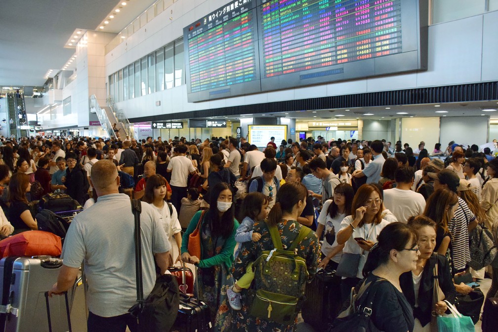 Passageiros aguardam no saguÃ£o de desembarque do Aeroporto Internacional de Narita, no JapÃ£o. CirculaÃ§Ã£o de trens que passam pelo aeroporto foi interrompida  â?? Foto: Jiji press / AFP