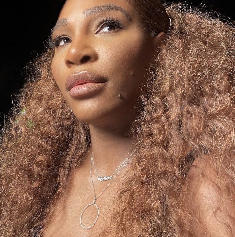Serena Williams mostrando seus fios cacheados mais ligados ao copper hair dourado, ainda com o fundo cobre. (Foto:  (Foto: Reprodução/Instagram).)