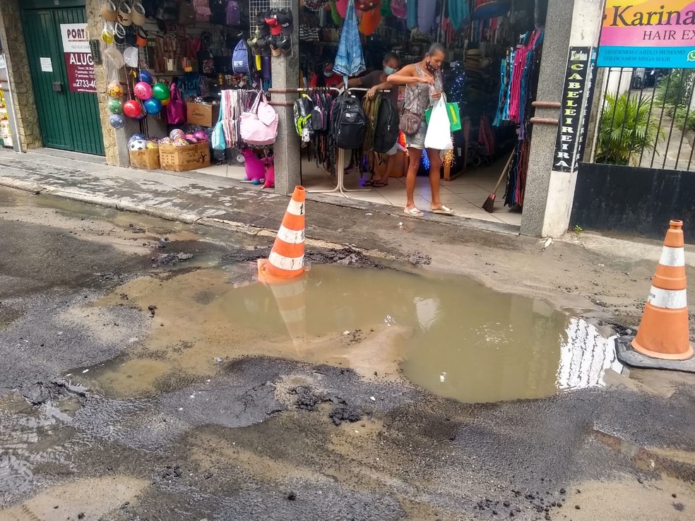Cones foram colocados para preservar local onde cano de esgoto se rompeu em rua comercial de Campos, no RJ — Foto: Paulo Veiga/Inter TV