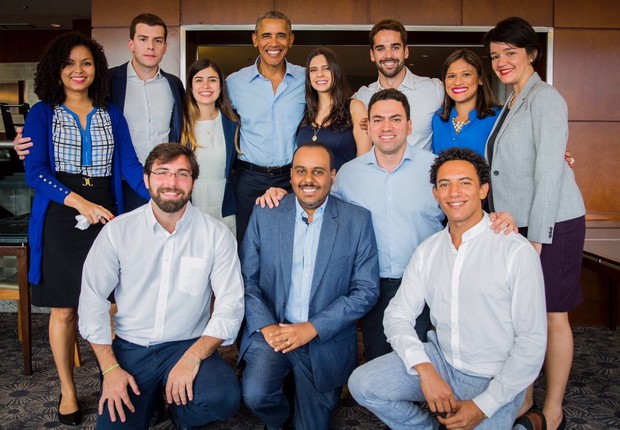 O ex-presidente norte-americano Barack Obama posa para foto após encontro com jovens líderes no Brasil (Foto: Obama Foundation)