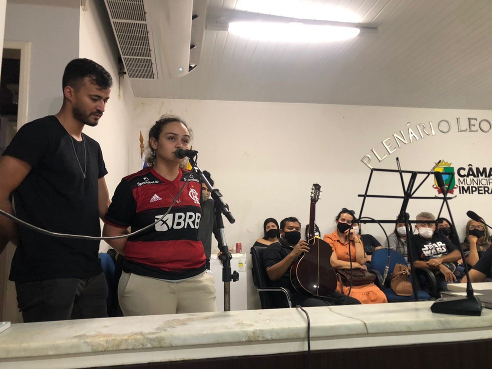 Luiza, dupla do cantor Maurílio, durante o velório do sertanejo em Imperatriz (MA) — Foto: Simone Oliveira/TV Mirante