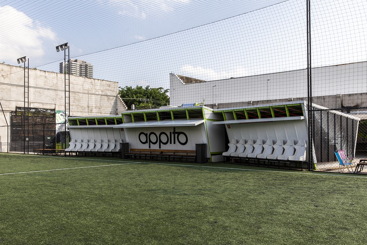 O espaço permite uma interação dos usuários com uma estrutura profissional do futebol. O gramado é da Gramados Flex (Foto: Maira Acayaba / Divulgação)