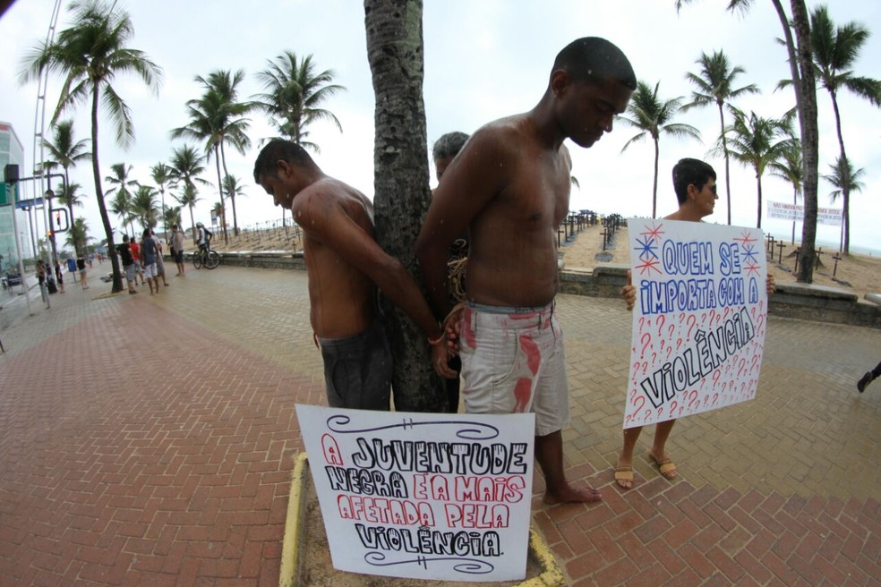 MobilizaÃ§Ã£o na Zona Sul do Recife denuncia morte da populaÃ§Ã£o negra, em Pernambuco (Foto: Marlon Costa/Pernambuco Press)