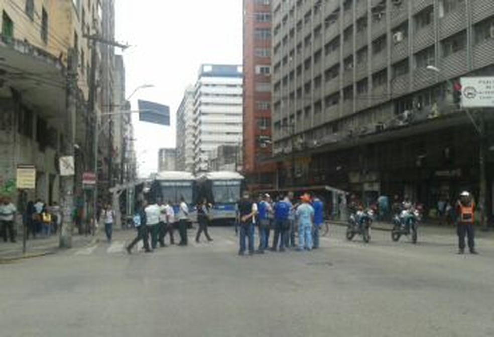 Ônibus do tipo BRT ficaram estacionados em fila dupla na Avenida Conde da Boa Vista (Foto: Adelson Costa/Pernambuco Press)