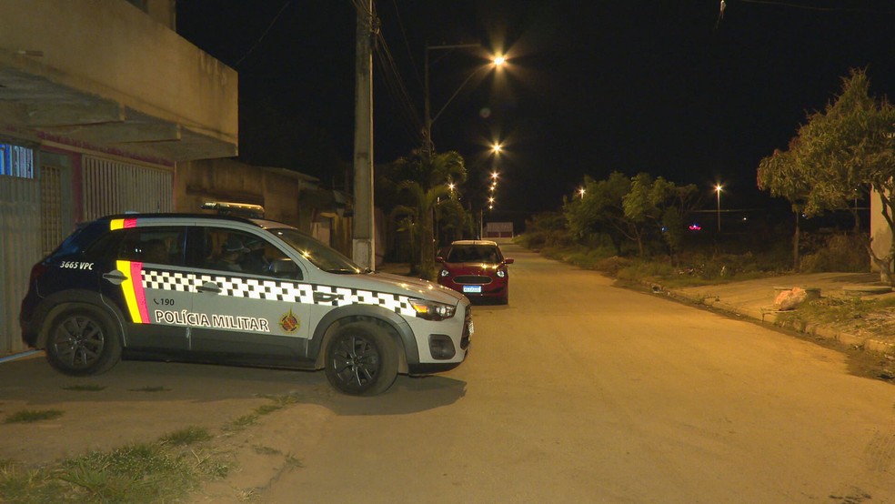 Polícia Militar acompanha apuração sobre suposto assalto a motorista de aplicativo, no Recanto das Emas — Foto: TV Globo/Reprodução