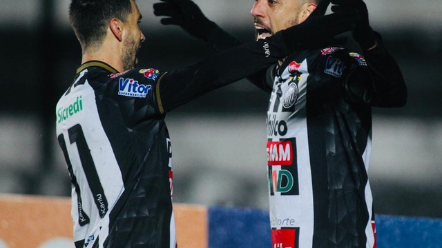 Paulo Sérgio comemora o gol do Operário-PR em cima do Botafogo