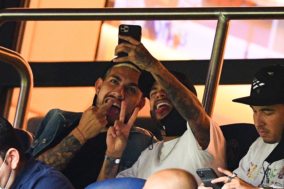 Paredes e Neymar tiram uma selfie durante o jogo do PSG contra o Metz — Foto: AFP