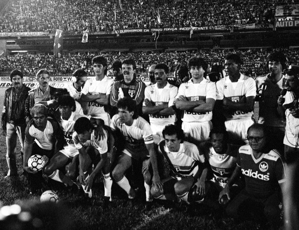 26/02/1987. Equipe do São Paulo Futebol Clube, da esquerda para a direita, de pé, Fonseca, Gilmar, Wagner Basilio, Dario Pereyra e Bernardo; agachados, Muller, Silas, Careca, Pita e Sidnei (o jogador Nelsinho, lateral esquerdo, não saiu na fotografia) que conquistou o Campeonato Brasileiro de 1986 diante do Guarani, após vitória nos pênaltis, em jogo realizado no estádio Brinco de Ouro, em Campinas. — Foto: WALDEMAR PADOVANI /	ESTADÃO CONTEÚDO