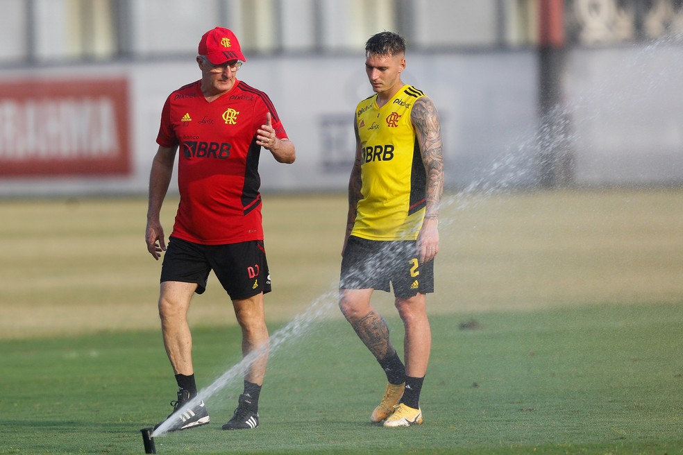 Dorival J&uacute;nior com Varela no treino do Flamengo &mdash; Foto: Gilvan de Souza/Flamengo