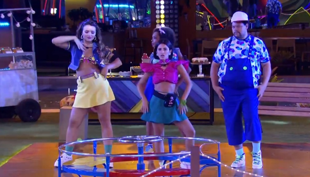 Manu Gavassi comanda dança ao som de Dua Lipa no BBB — Foto: Reprodução / TV Globo