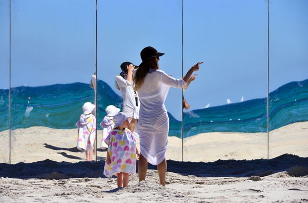 Parede espelhos cria ilha deserta artificial em praia australiana (Foto: Divulgação)