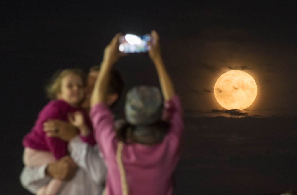 Superlua dos Cervos nasce em Moscou — Foto: Reuters