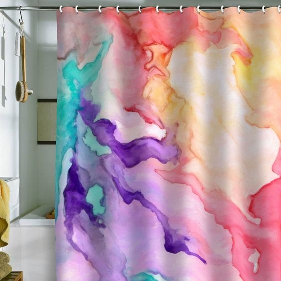 Cortina de box tie-dye dá um aspecto alegre ao banheiro (Foto: Reprodução / Pinterest)