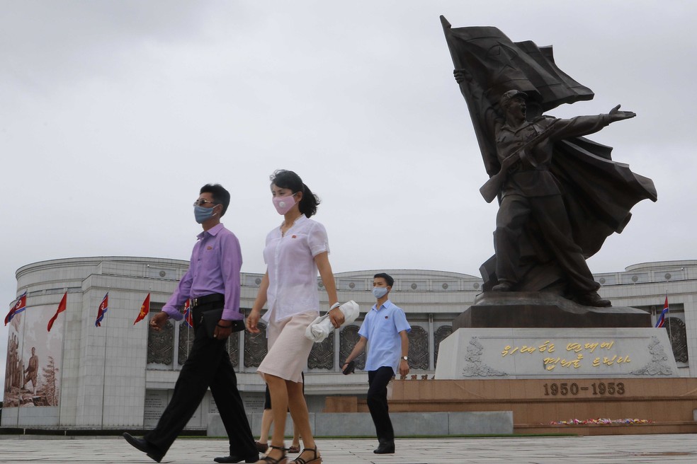 Com máscaras, norte-coreanos visitam museu em Pyongyang nesta segunda-feira (27) para comemorar o 67º aniversário do fim da Guerra da Coreia, celebrado no país como o Dia da Vitória na Guerra de Libertação da Pátria — Foto: Jon Chol Jin/AP