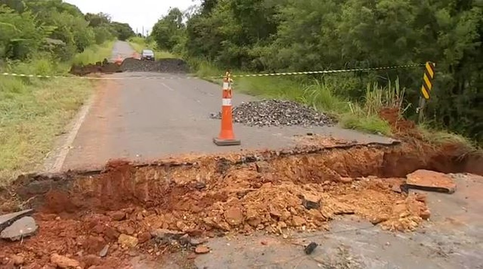 Buraco abriu no quilômetro 10 da Rodovia João Leme da Silva, em Porangaba (SP) — Foto: Reprodução/TV TEM