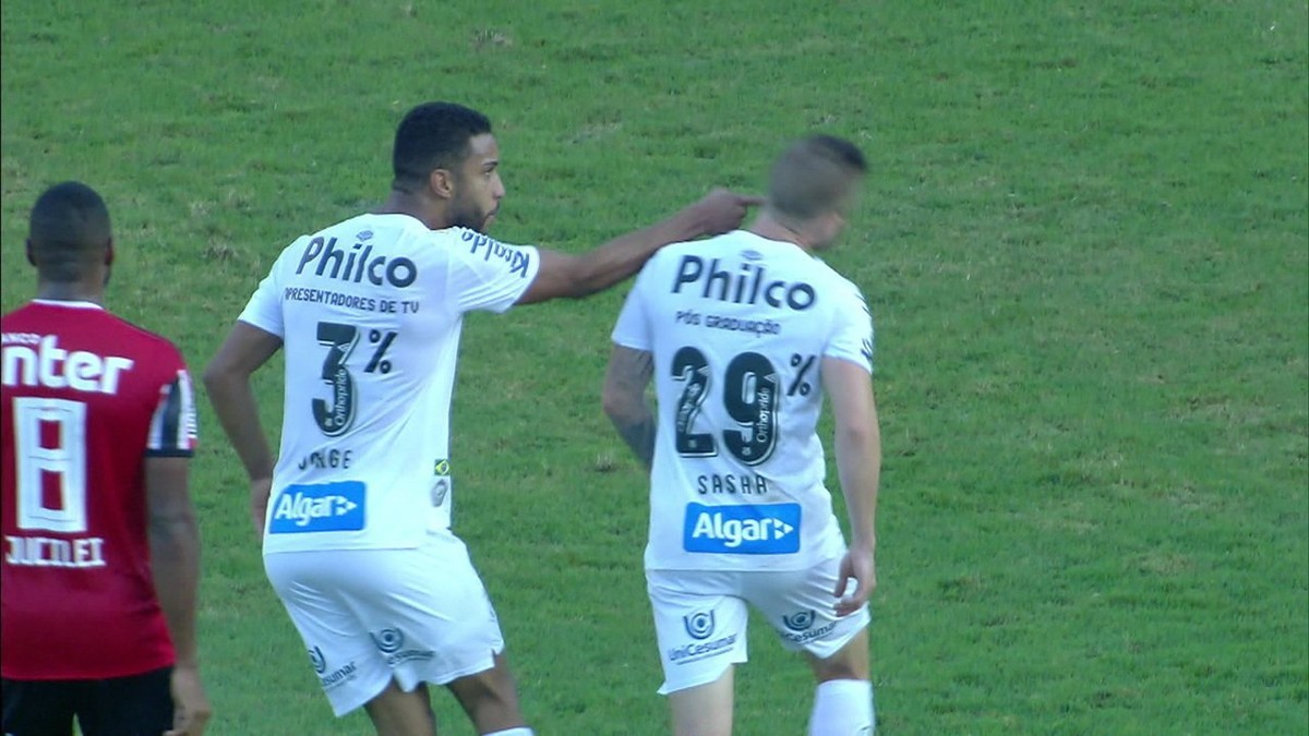 Vídeo: Sasha e Jorge, do Santos, discutem durante primeiro tempo contra o São Paulo - globoesporte.com