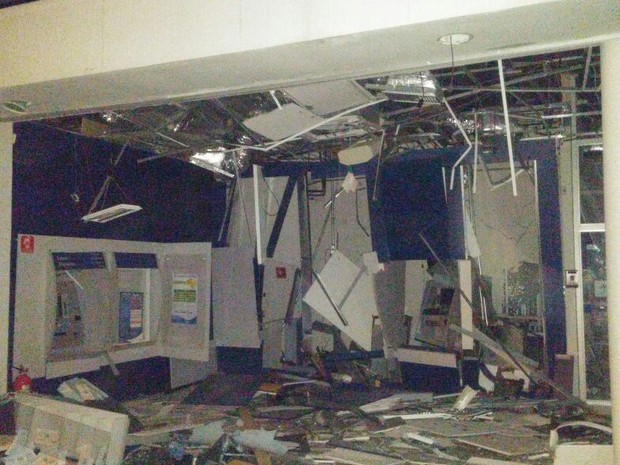 Criminosos explodem caixas eletrônicos em São Miguel Arcanjo  (Foto: Divulgação/Polícia Militar)