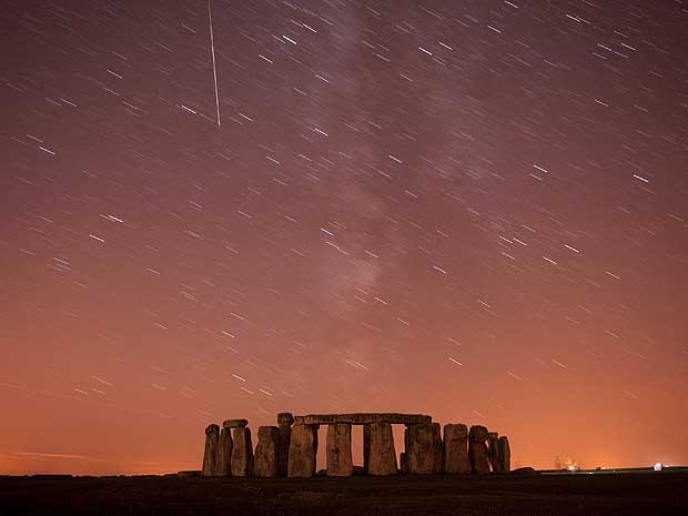 Perseidas é registrada sobre Stonehenge, na planície de Salisbury, ao sul da Inglaterra. Foto de exposição longa. (Foto: Doherty Kieran / Reuters)