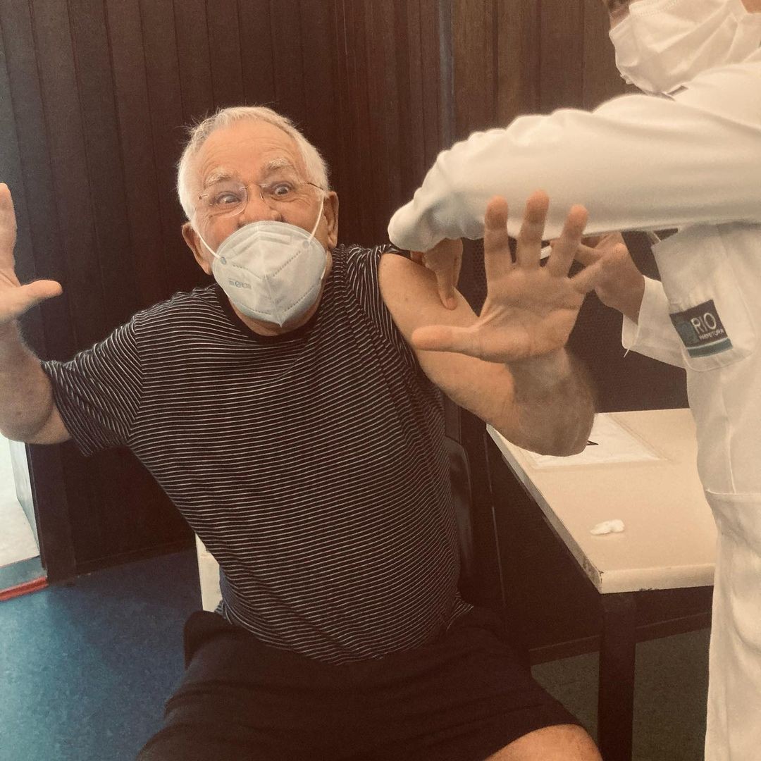 Nelson Motta brinca em momento de aplicação da vacina contra a COVID-19 (Foto: Instagram)