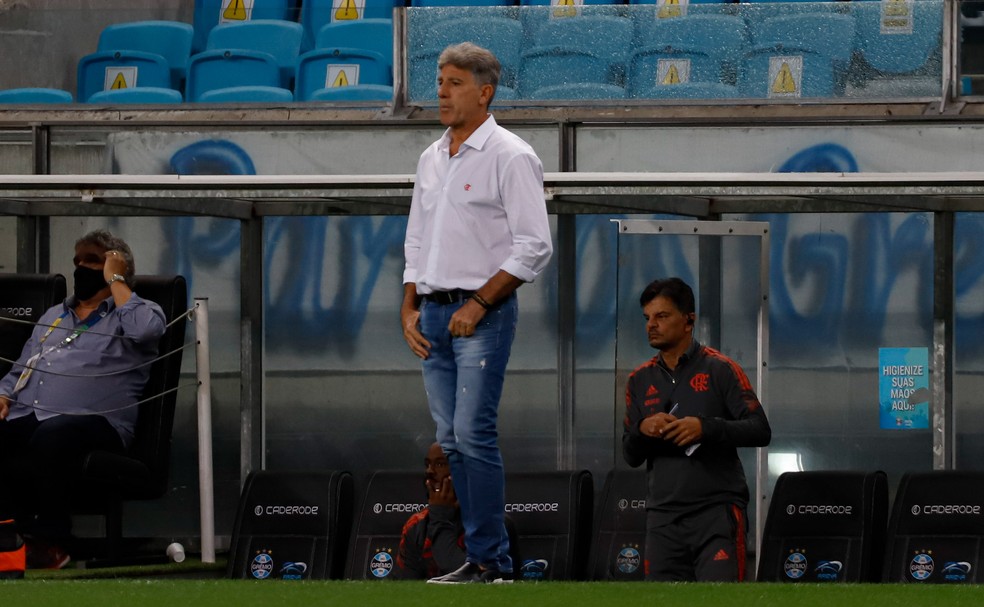 Renato no jogo contra o Grêmio: ausência em treino dos titulares no mesmo dia causou irritação — Foto: Maxi Franzoi/AGIF