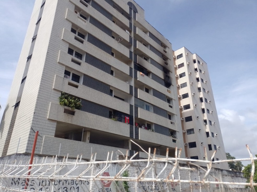 Antes da chegada dos agentes, um homem chegou a arrombar a porta da residência para tentar resgatar a família.  — Foto: Flávio Rovere/Sistema Verdes Mares