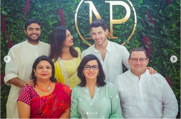 Priyanka Chopra e Nick Jonas em sua cerimônia de noivado na Índia (Foto: Instagram)