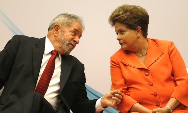 A presidente Dilma Rousseff conversa com o ex-presidente Luiz Inácio Lula da Silva (Foto: Fernando Bizerra Jr. / EFE)