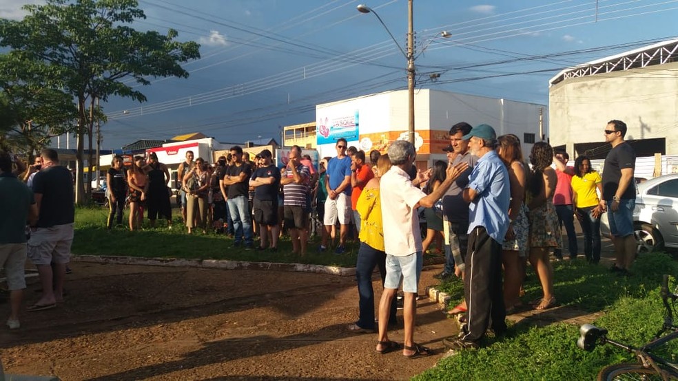 ManifestaÃ§Ã£o comeÃ§ou por volta das 16h em AraguaÃ­na  â€” Foto: Cassia Rangel/ TV Anhanguera 