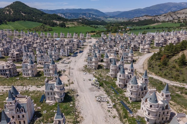 Assustadora cidade fantasma na Turquia abriga 700 castelos inspirados em contos de fadas (Foto: Getty Images)