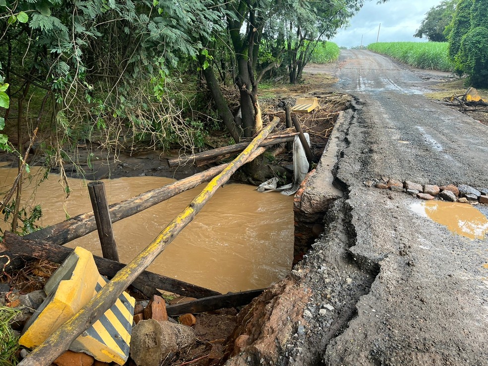 Ponte da Estrada Modelo em Piracicaba ficou danificada e vai precisar ser reconstruída, diz prefeitura — Foto: Divulgação/prefeitura