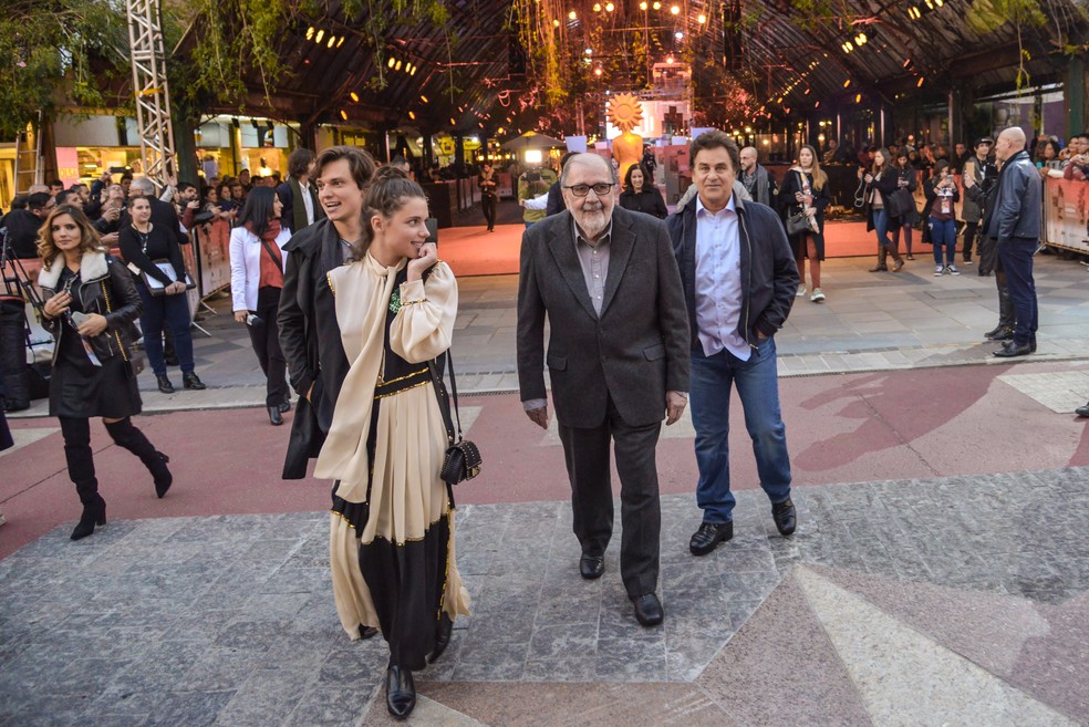Bruna Linzmeyer, Cacá Diegues e Marcos Frota chegam para a estreia de "O Grande Circo Místico" (Foto: Fabio Winter/Pressphoto)