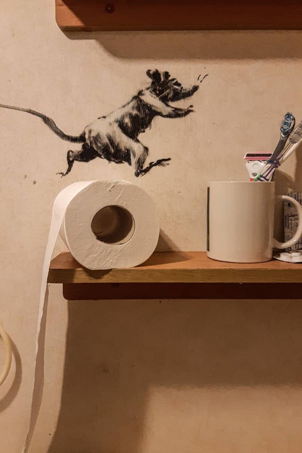 Em quarentena, Banksy mostra grafite que produziu no banheiro de casa (Foto: Reprodução/Instagram)