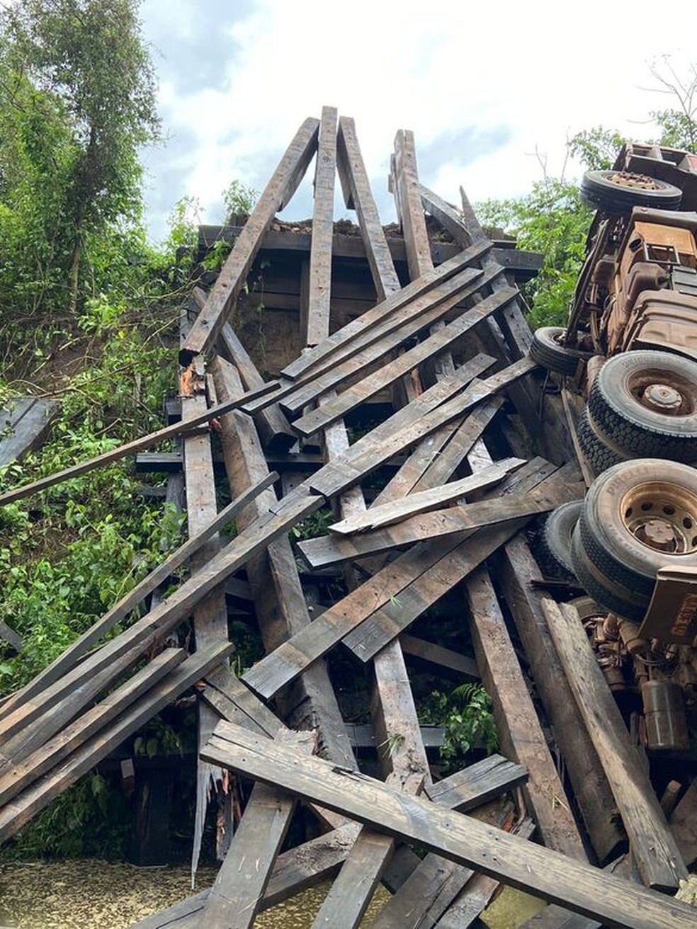 Ponte de madeira não aguentou o peso da carreta — Foto: Prefeitura de Bonito/ Reprodução