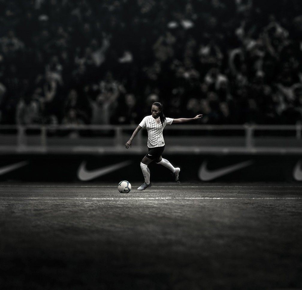 Adriana com a nova camisa do Corinthians &mdash; Foto: Divulga&ccedil;&atilde;o