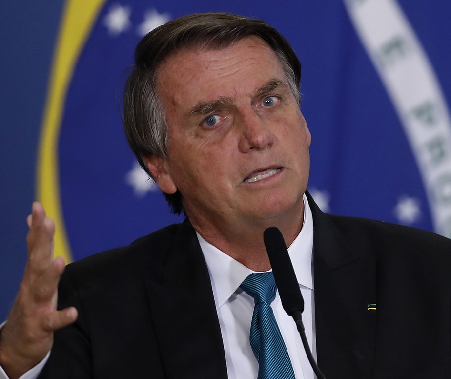 Bolsonaro cobra da Petrobras recuo em alta de combustíveis