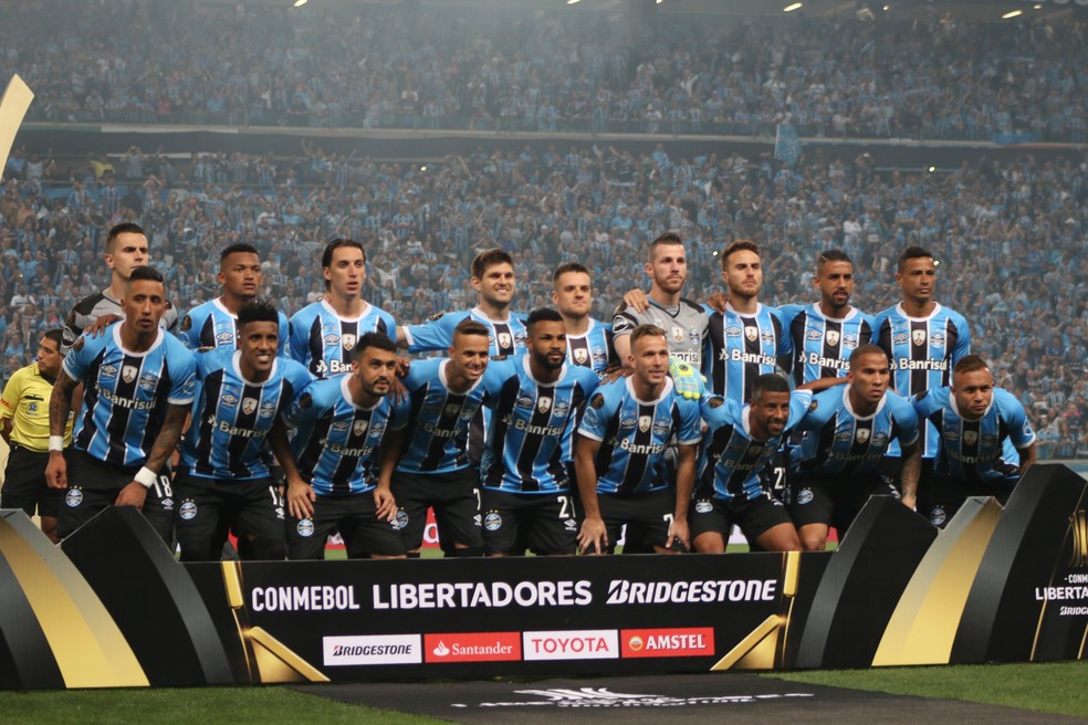 Grupo do Grêmio antes do jogo contra Lanús (Foto: Diego Guichard)