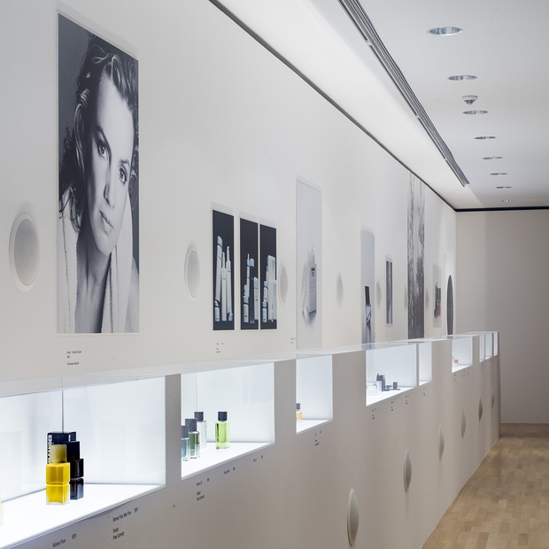 An installation of Jil Sander's highly successful line of fragrances at the "Jil Sander. Present Tense" exhibition in Frankfurt (Foto: MUSEUM ANGEWANDTE KUNST PAUL WARCHOL)