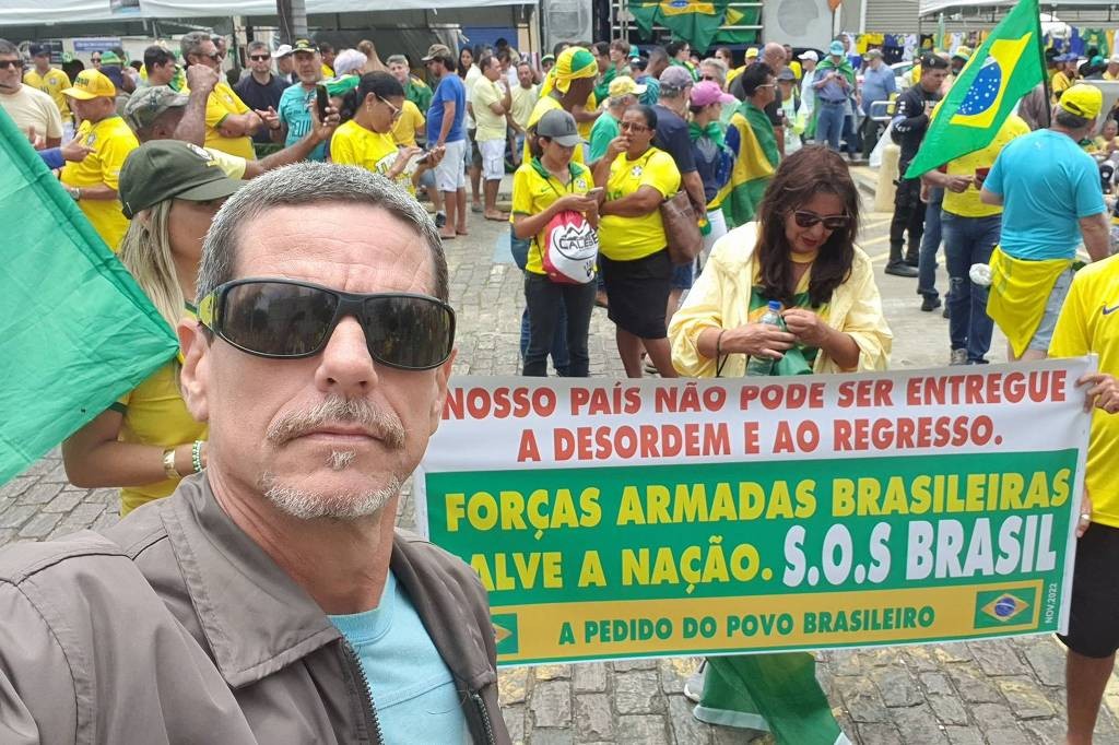 O ex-BBB Adriano Castro, conhecido pelo apelido Didi Red Pill, participa de atos golpistas em Brasília