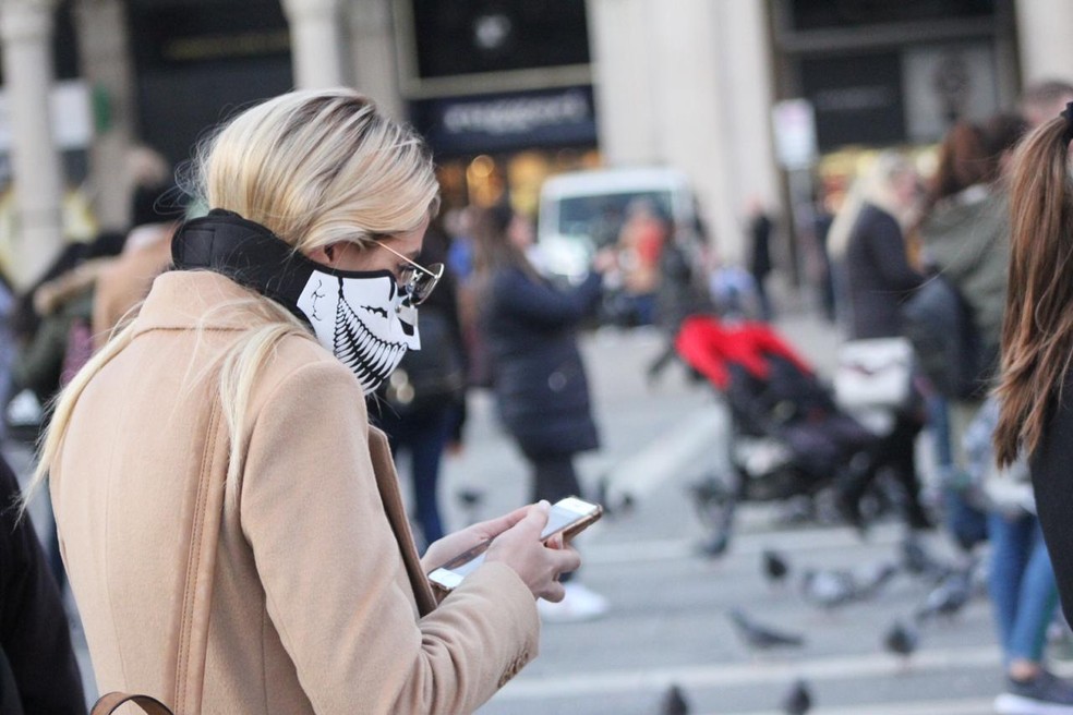 Mulher usa máscara em Milão, na Itália, no sábado (22). — Foto: Diego Guichard/Arquivo pessoal