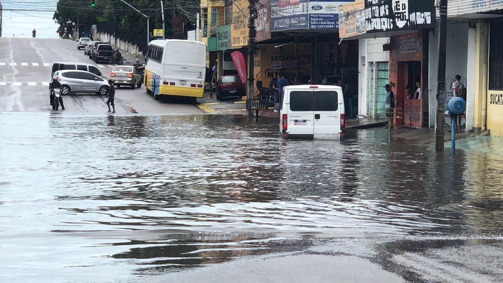 Van para ao tentar cruzar alagamento na avenida Coronel Estevam, em Natal.  — Foto: Vinícius Marinho/Inter TV Cabugi