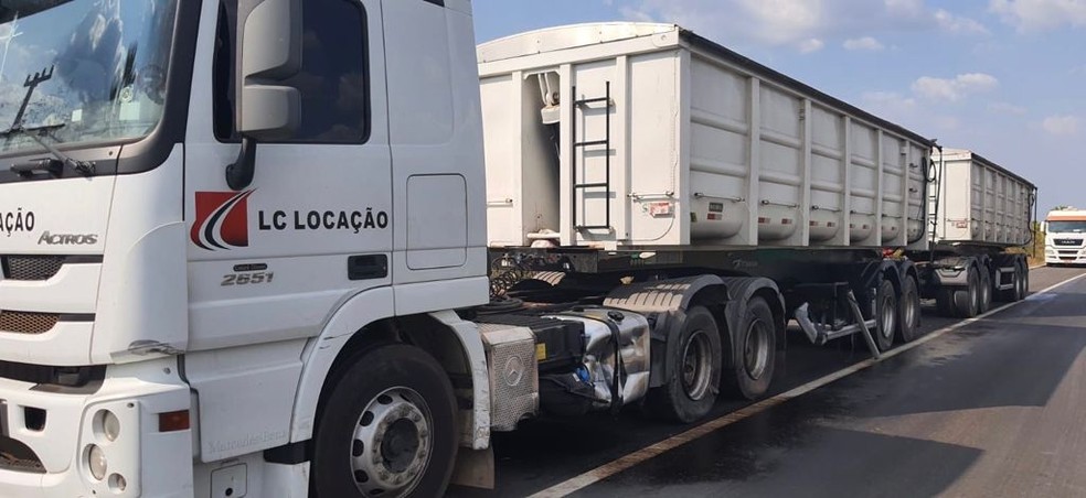 Colisão foi entre dois caminhões e um carro em Campo Maior — Foto: Divulgação /PRF-PI