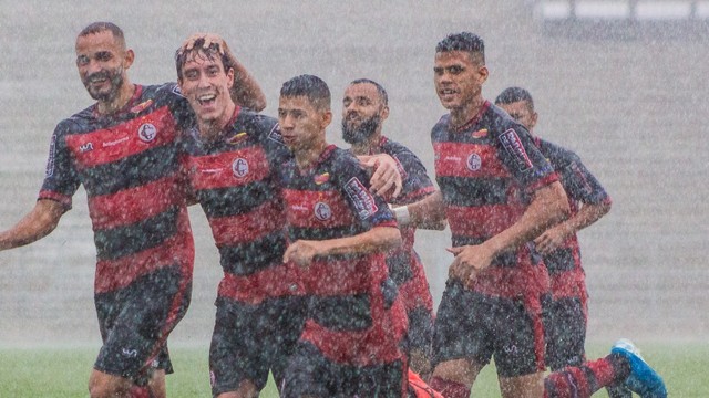 Matheus Camargo comemora o gol que abriu a vitória do Campinense