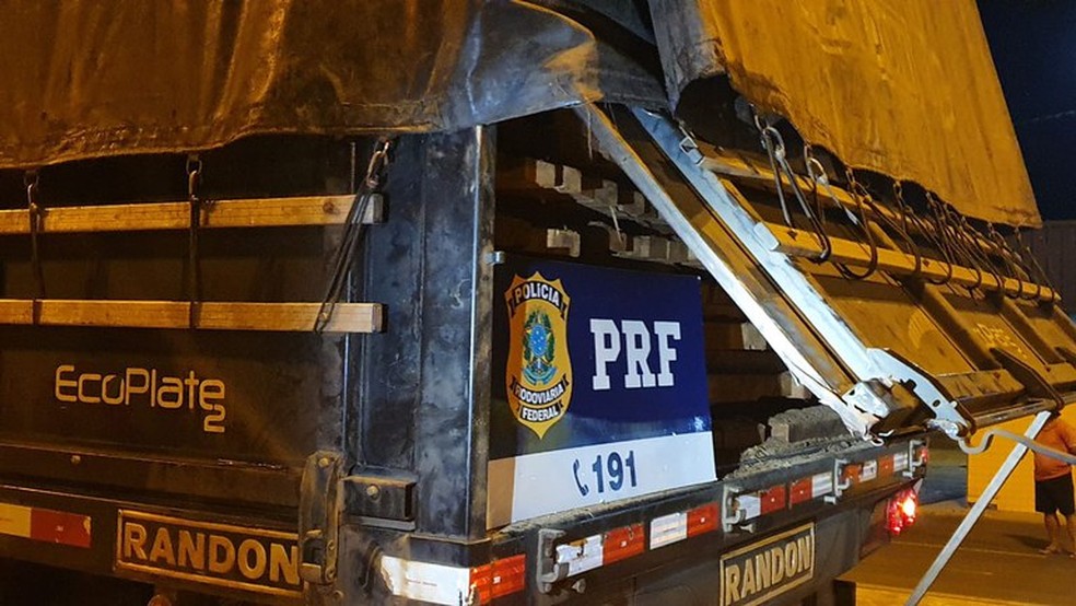 Flagrantes de transporte irregular de madeira aconteceram na segunda (20) em Vilhena — Foto: PRF/Divulgação